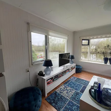 Cosy With Garden Holiday home Ooltgensplaat